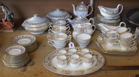 Wedgwood Gold Florentine part dessert service for six people (a.f)